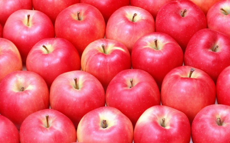 Яблоки садовые красные