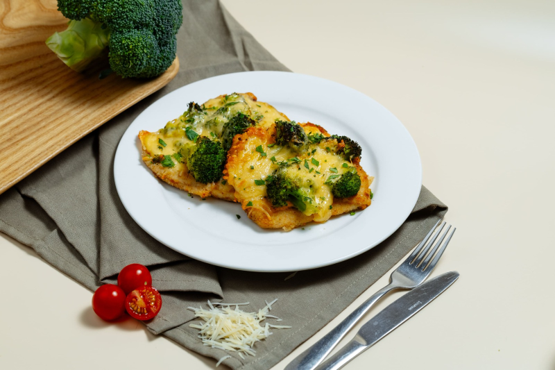 Шницель из индейки с брокколи готовый