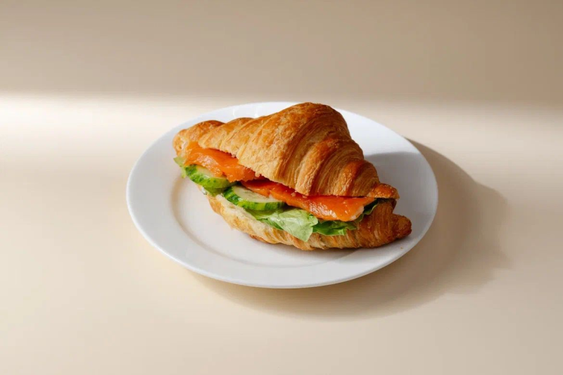Круассан с лососем и рикоттой (145 г)
