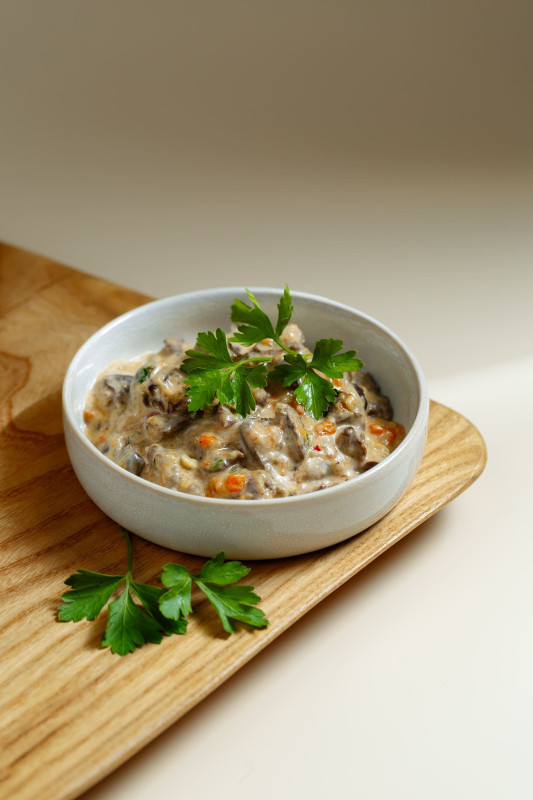 Куриные сердечки в сметанном соусе