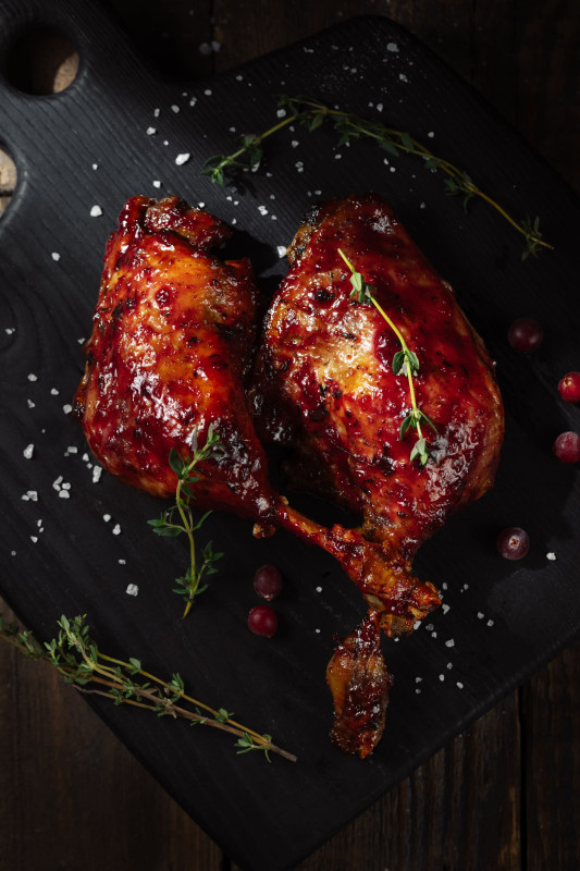 Утиные ножки конфи с брусничным соусом