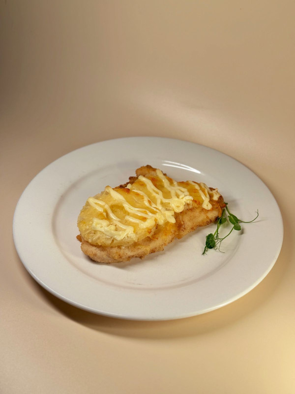 Шницель из куриной грудки с ананасом и сыром готовый