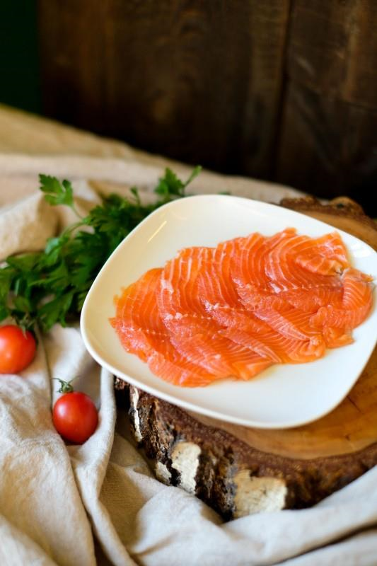 Лосось слабой соли в нарезке