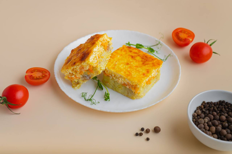 Филе минтая томленное в сметане с овощами