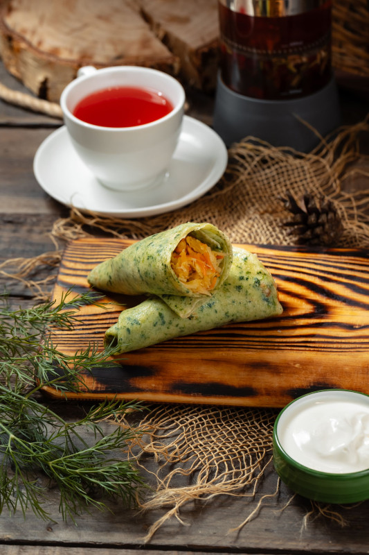 Блинчик на шпинате со сливочным сыром и тар таром из лосося, 100 гр