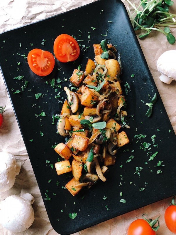 Картофель с грибами и луком