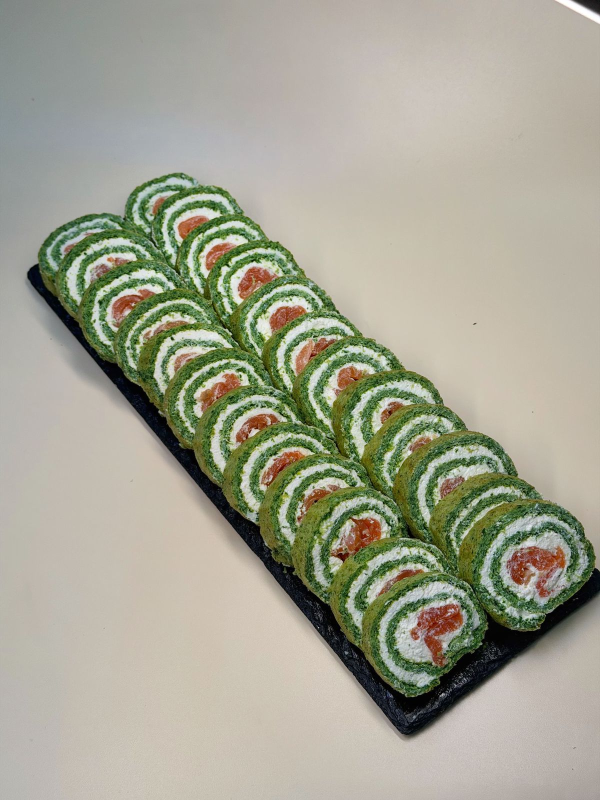 Рулет из бисквита со шпинатом и лососем слабой соли 500 г