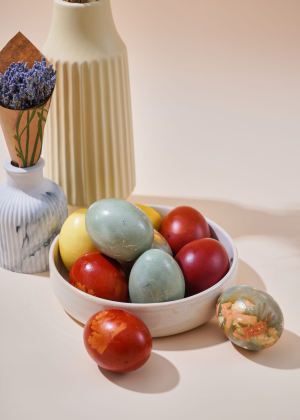 Яйца Деревенские крашенные каркаде, луком, свеклой, куркумой, 10 шт