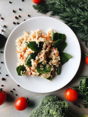 Бурый рис с овощами и свежим шпинатом